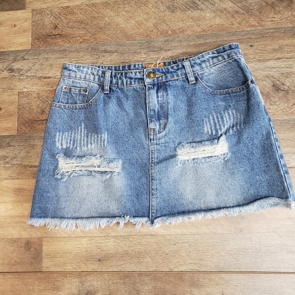 POL Distressed Denim Mini Skirt Light Wash Frayed Raw Hem Womens Small Western